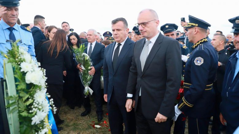 Dy ministra nga Shqipëria në ceremoninë e varrimit të policit të vrarë në veri