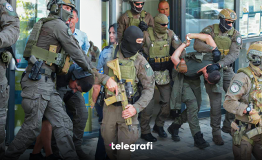 Pamje nga Gjykata Themelore në Prishtinë, dy të dyshuarit për sulmin terrorist në veri dërgohen në paraburgim