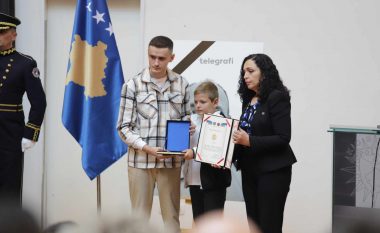 Osmani ndan urdhrin “Heroi i Kosovës” për policin Afrim Bunjaku