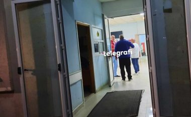 Drejtoresha e Spitalit të Mitrovicës tregon për gjendjen e policit të plagosur