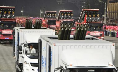 Parada ushtarake e Koresë së Veriut, shfaq raketahedhësit me kamionë civilë