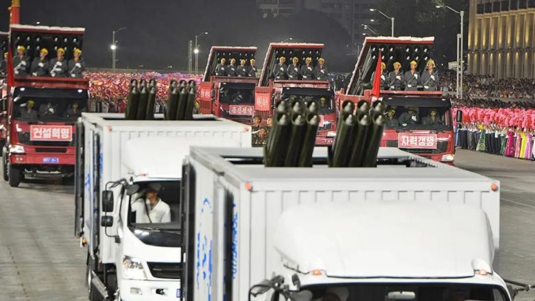 Parada ushtarake e Koresë së Veriut, shfaq raketahedhësit me kamionë civilë