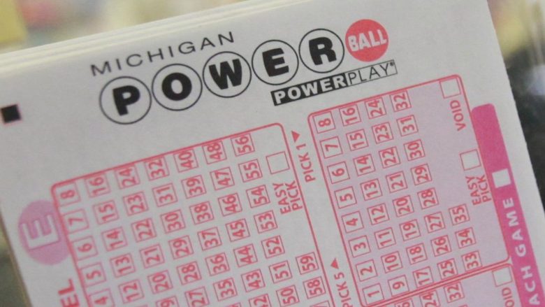 Luan lotarinë Powerball për herë të parë – gruaja nga Miçigan fiton 100,000 dollarë