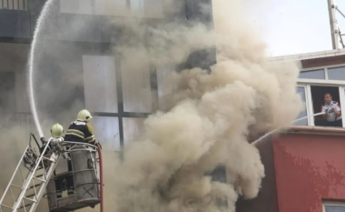 Shuhet pas disa orësh zjarri në pallatin 10-katësh në Tiranë, shoqërohet në polici administratori i ndërtesës