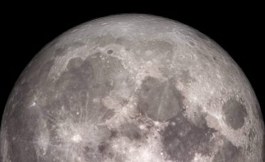 Uji në Hënë krijohet nga një forcë misterioze që vjen nga Toka