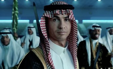 Cristiano Ronaldo shfaqet i veshur me kostumin tradicional arab