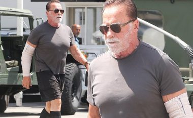 Arnold Schwarzenegger shihet me njërin krah të fashuar pasi iu nënshtrua një operacioni në bërryl
