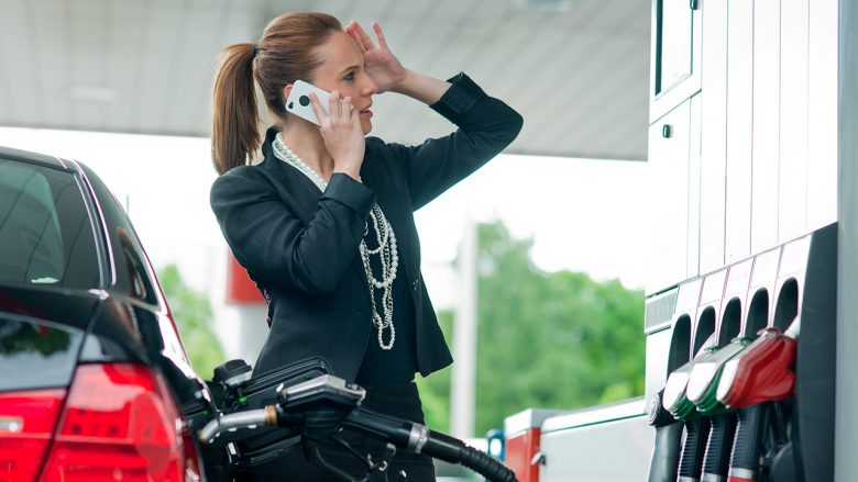 A është e rrezikshme të flasësh në telefon në një pikë karburanti?