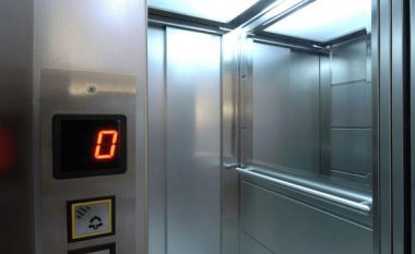 Dy persona lëndohen rëndë pasi këputet kavoja e ashensorit në një objekt në Gjakovë