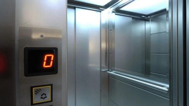 Dy persona lëndohen rëndë pasi këputet kavoja e ashensorit në një objekt në Gjakovë