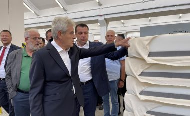Ali Ahmeti me bashkëpunëtorë viziton fabrikën “Comodita” në Gjakovë