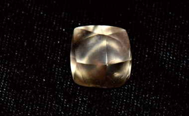 Shtatëvjeçarja amerikane gjen një diamant 2.95 karatësh në parkun e famshëm të Arkansas