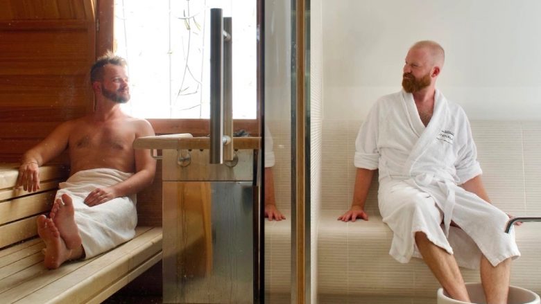 Shkencëtarët kanë zbuluar përse është mirë që meshkujt rregullisht të shkojnë në saunë