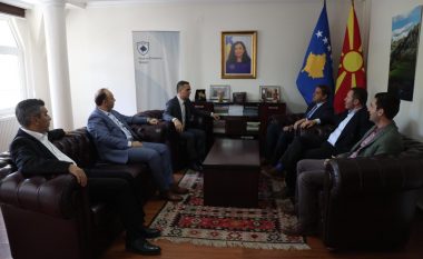 Pas sulmeve terroriste në Veri të Mitrovicës, opozita shqiptare takuan ambasadorin e Kosovës në RMV