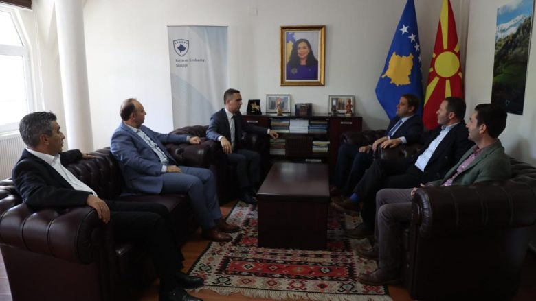 Pas sulmeve terroriste në Veri të Mitrovicës, opozita shqiptare takuan ambasadorin e Kosovës në RMV