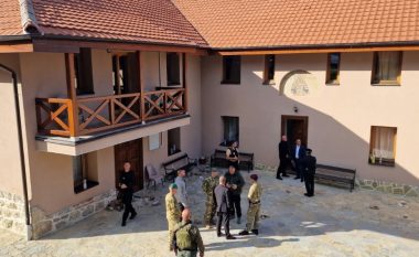 Dy ditë pas sulmit terrorist – drejtori i policisë viziton vendin e ngjarjes në Banjskë