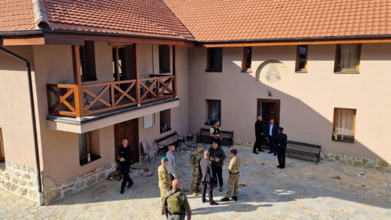 Dy ditë pas sulmit terrorist – drejtori i policisë viziton vendin e ngjarjes në Banjskë