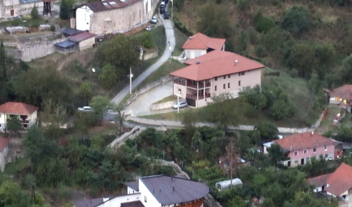 7 shtetas të Maqedonisë së Veriut janë në një hotel në afërsi të manastirit ku u strehuan sulmuesit e Policisë së Kosovës