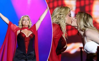 Bebe Rexha puthet në buzë me këngëtaren Luisa Sonza në skenë gjatë performancës në festivalin brazilian