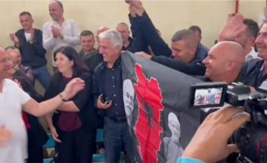 Kandidati socialist në Kukës feston fitoren me flamurin “Autochthonous”, i pranishëm edhe Majko