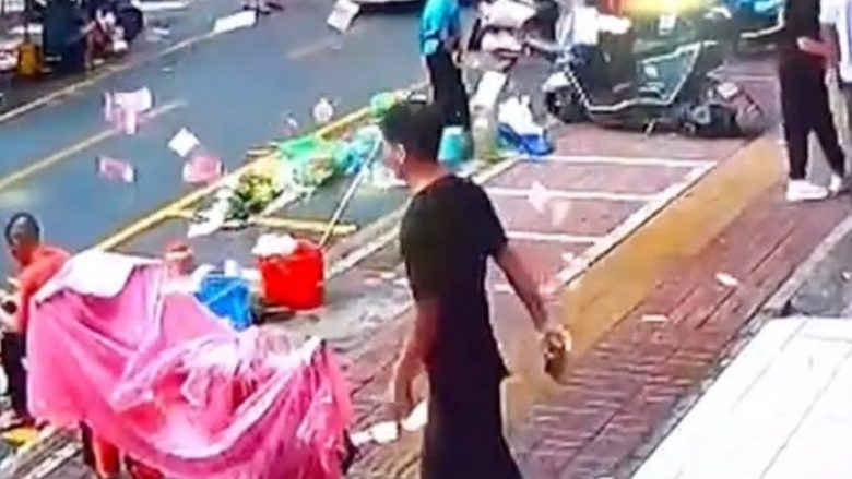 Shiti stolinë kur ish e dashura i ktheu pas ndarjes, burri në Kinë hodhi qindra dollarë në rrugë