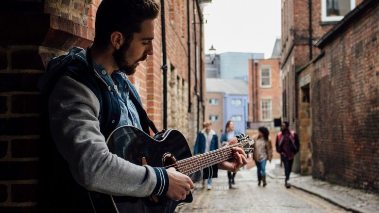 Jeta e vështirë e muzikantëve profesionistë të Mbretërisë së Bashkuar