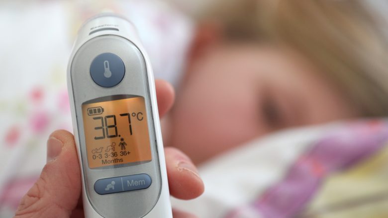 Një test i ri gjaku zbulon shpejt shkakun e temperaturës te fëmijët