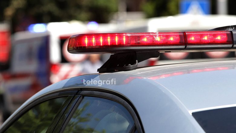 Nën kërcënimin e thikës grabitën telefon e para, arrestohen dy persona në Prizren – i dyshuari i tretë në kërkim