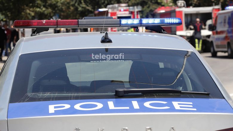 Policia arreston dy persona në Skenderaj, konfiskon edhe një armë
