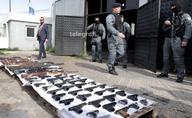 Policia konfiskon armë në Prishtinë e Podujevë – arrestohen tre persona