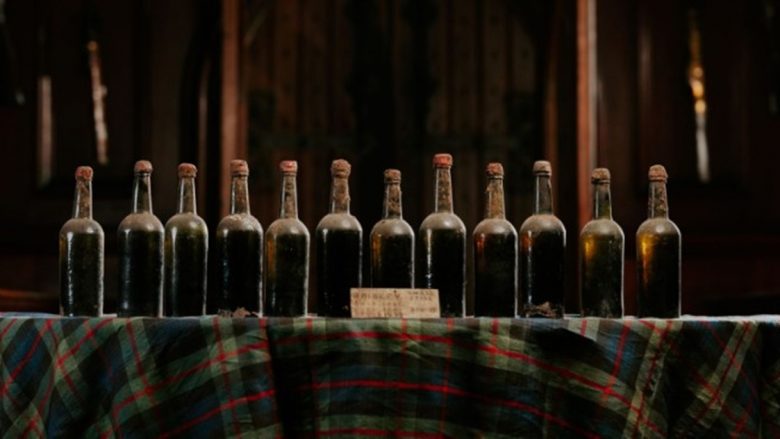 Dalin në ankand shishet e mbushura me “uiskin skocez më të vjetër në botë” –  çmimi për shishe është 11,500 euro