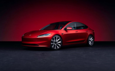 Tesla prezantoi veturën e ridizajnuar të Modelit 3