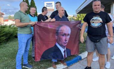 Mbështetësit e Dodikut protestojnë me foton e Putinit