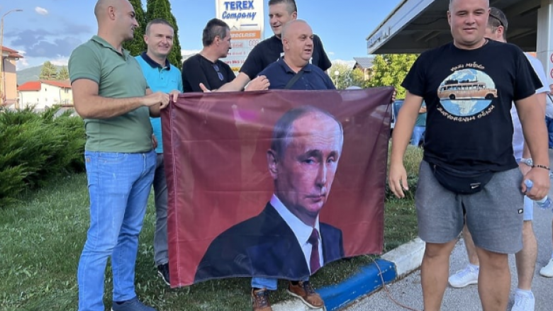 Mbështetësit e Dodikut protestojnë me foton e Putinit