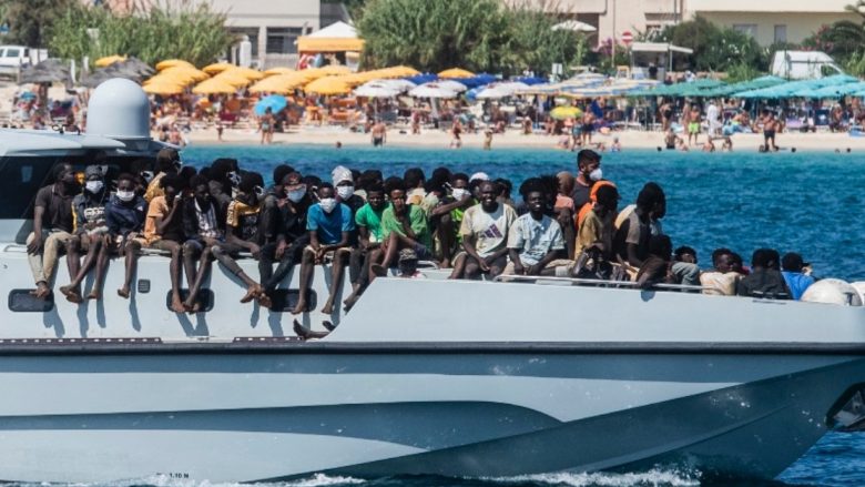 Anijen e kaplojnë flakët, autoritetet italiane shpëtojnë emigrantët dhe pjesëtarët e ekuipazhit