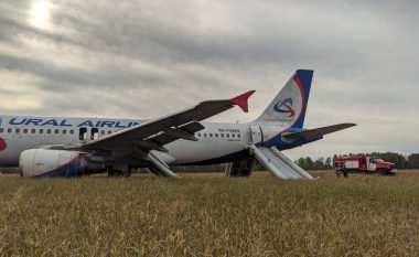 Një aeroplan me 159 pasagjerë bën ulje emergjente në një fushë në Rusi – mediat sjellin detajet dhe pamjet