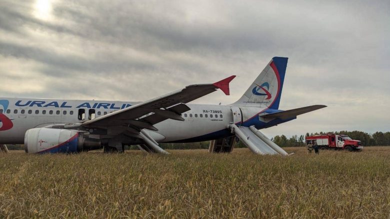 Një aeroplan me 159 pasagjerë bën ulje emergjente në një fushë në Rusi – mediat sjellin detajet dhe pamjet
