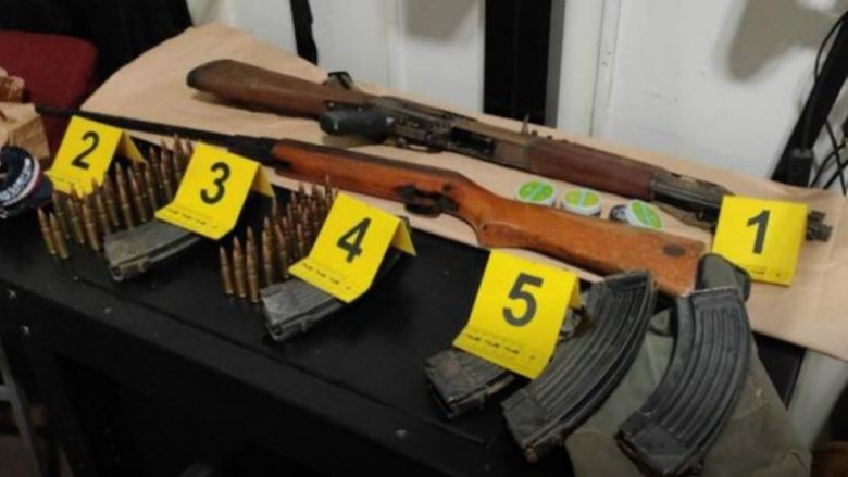 Janë arrestuar tre persona në Veles, armët e gjetura janë sekuestruar