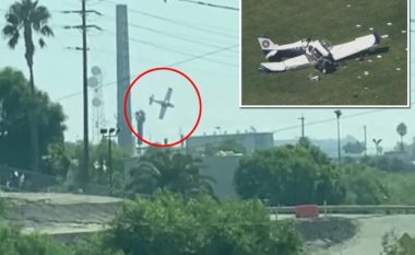 Kamera regjistron momentin kur një aeroplan i vogël rrëzohet në fushën e futbollit në Los Angeles