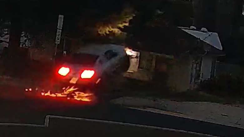 Ford Mustang-u ‘fluturon’ dhe përplaset në një shtëpi në Kaliforni