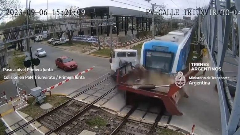 Treni përplaset me kamionion në Buenos Aires: Shoferi ishte disa centimetra larg vdekjes