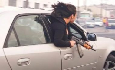 Një foto e një gruaje me një AK-47 në Kaliforni u bë virale në internet – shoferi arrestohet pas gati dy vitesh, ua sheh sherrin fotove në Instagram