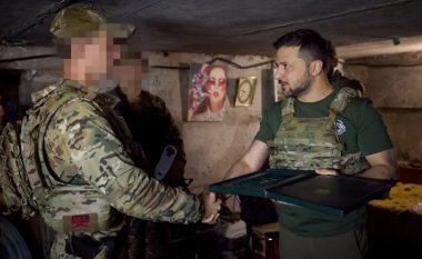 Pas shkarkimit të ministrit të Mbrojtjes, Zelensky viziton trupat pranë Bakhmutit në Ukrainën lindore