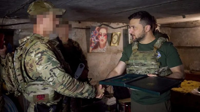 Pas shkarkimit të ministrit të Mbrojtjes, Zelensky viziton trupat pranë Bakhmutit në Ukrainën lindore
