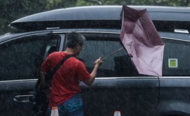 Tajvani goditet nga një tajfun i fuqishëm – u mbyllën shkollat dhe bizneset, u anuluan pothuajse të gjitha fluturimet
