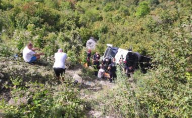 Dy të vdekur dhe disa të lënduar pasi një autobus ka dalë nga rruga dhe është përmbysur në pjesën pranë një magjistraleje në Mal të Zi