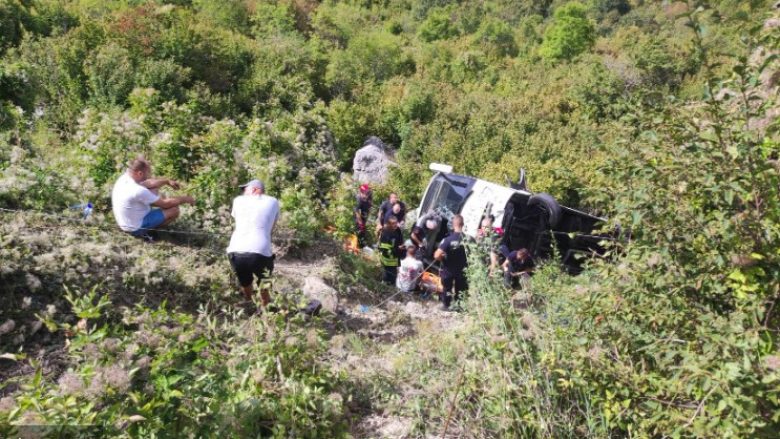 Dy të vdekur dhe disa të lënduar pasi një autobus ka dalë nga rruga dhe është përmbysur në pjesën pranë një magjistraleje në Mal të Zi