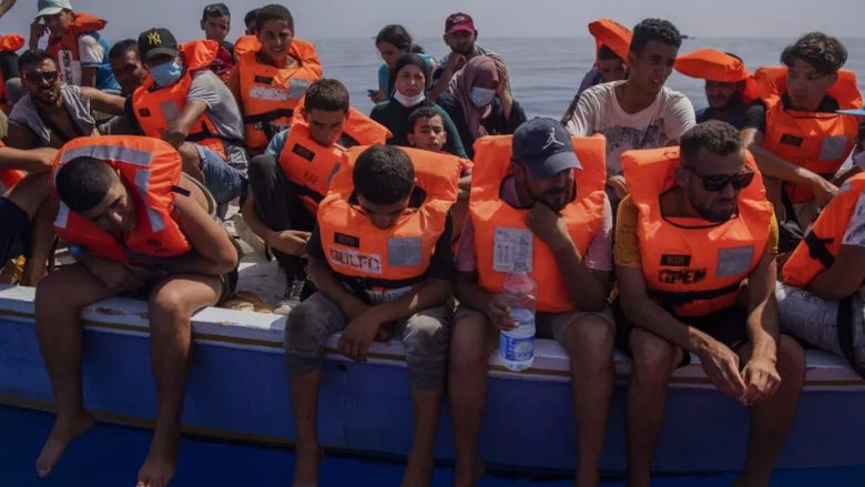 Rreth 7,000 migrantë mbërrijnë në ishullin italian në më pak se 24 orë