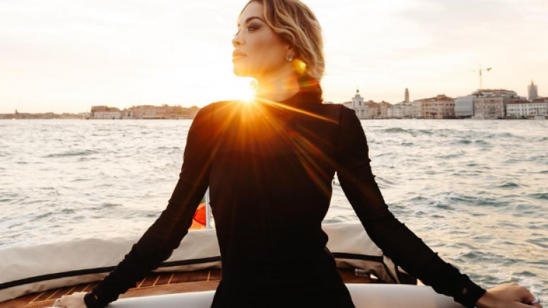 Për herë të parë në Venecia – Rita Ora publikon të tjera fotografi nga ky udhëtim