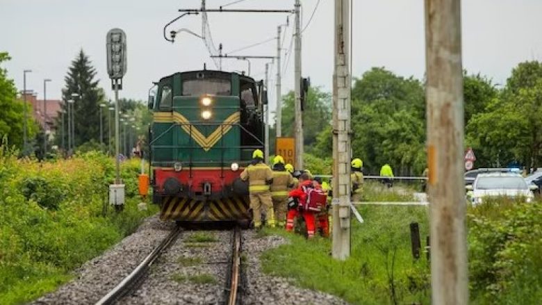 Katër të vdekur pasi treni goditi një grup që përpiqej të kalonte shinat në Spanjë